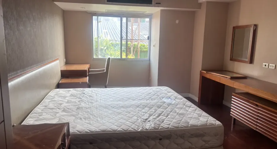 For rent 2 bedrooms apartment in Yan Nawa, Bangkok