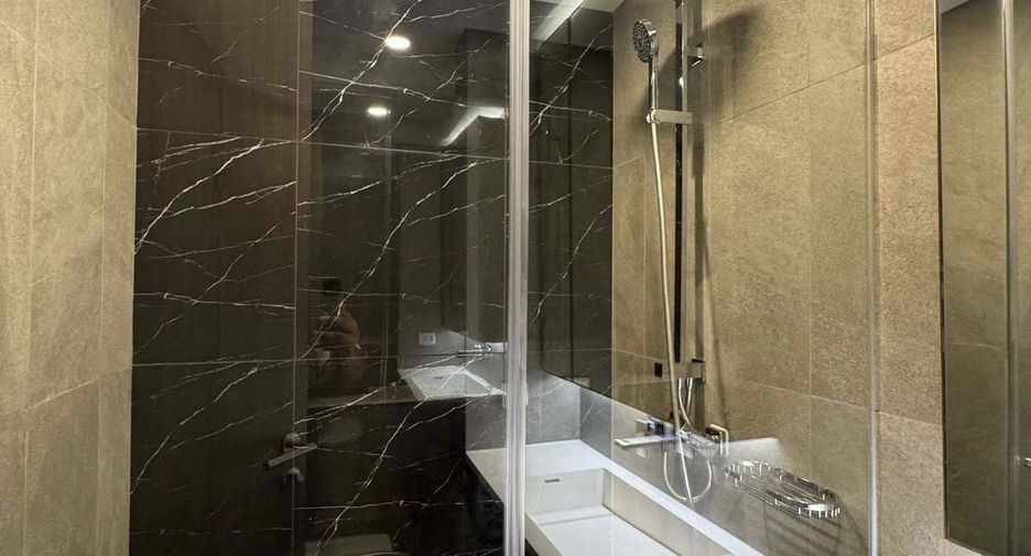 For rent 3 bedrooms condo in Huai Khwang, Bangkok