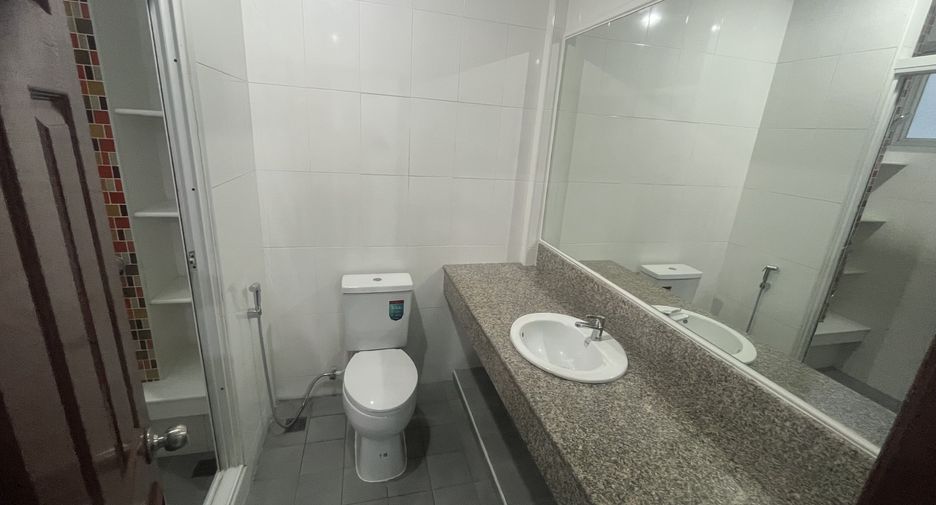 For rent 2 bedrooms townhouse in Bang Lamung, Chonburi