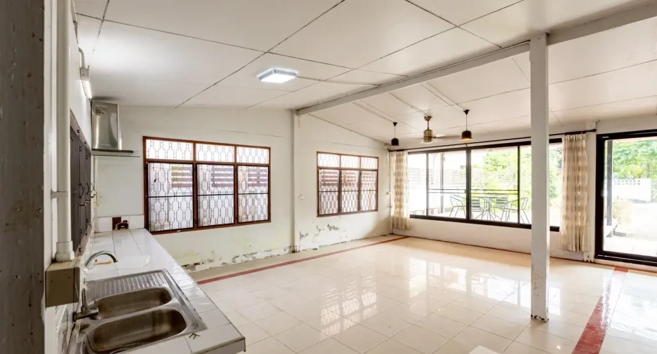 For rent 6 bedrooms house in Mueang Chiang Mai, Chiang Mai