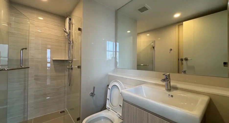 For rent 2 bedrooms condo in Khlong Toei, Bangkok