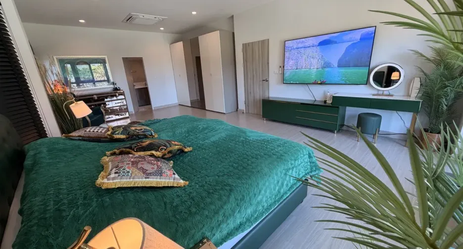 For sale and for rent 6 bedrooms villa in Mueang Phuket, Phuket
