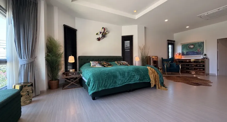 For sale and for rent 6 bedrooms villa in Mueang Phuket, Phuket