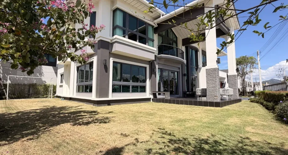 For sale and for rent 6 bedrooms villa in Mueang Phuket, Phuket