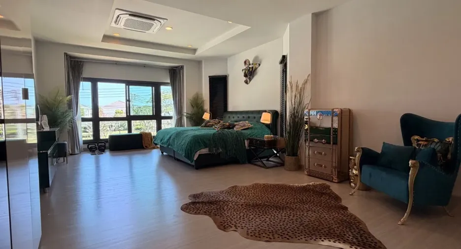 For sale and for rent 6 bedrooms villa in Mueang Phuket, Phuket