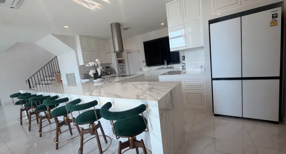 For sale and for rent 6 bedrooms villa in Mueang Phuket, Phuket