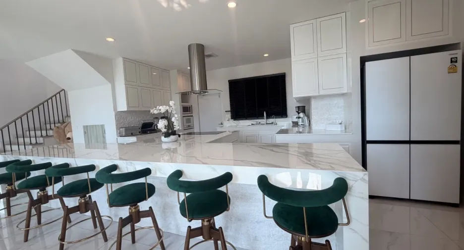 For sale and for rent 6 bedrooms villa in Mueang Phuket, Phuket
