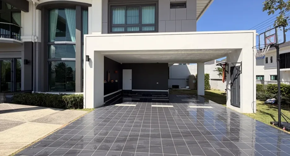 For sale and for rent 6 bedrooms villa in Mueang Phuket, Phuket