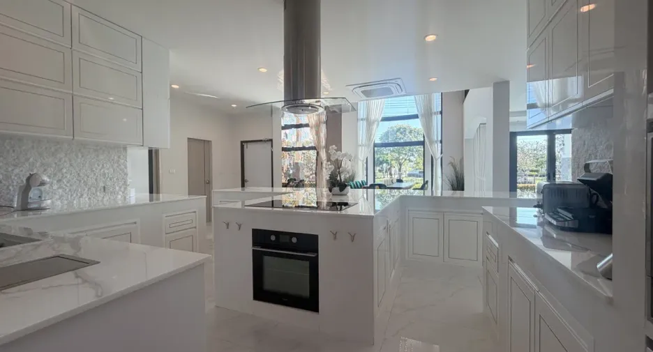 For sale and for rent 6 bedrooms villa in Mueang Phuket, Phuket