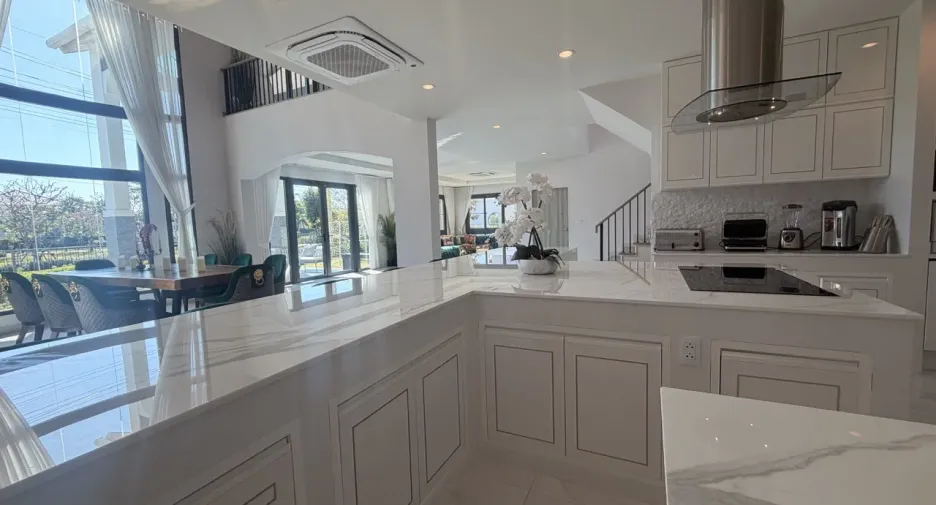 For sale and for rent 6 bedrooms villa in Mueang Phuket, Phuket