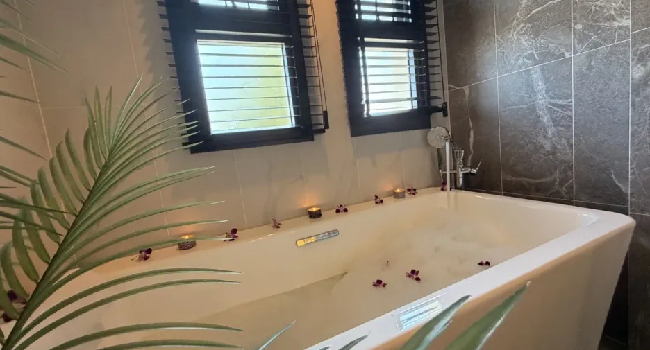 For sale and for rent 6 bedrooms villa in Mueang Phuket, Phuket