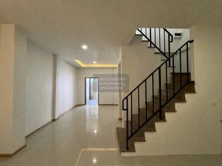 Casa adosada en venta de 3 habitaciones en Thung Khru, Bangkok