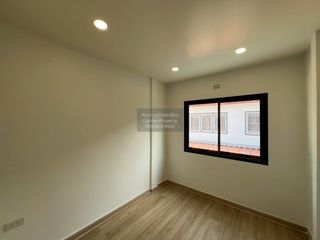 Casa adosada en venta de 3 habitaciones en Thung Khru, Bangkok