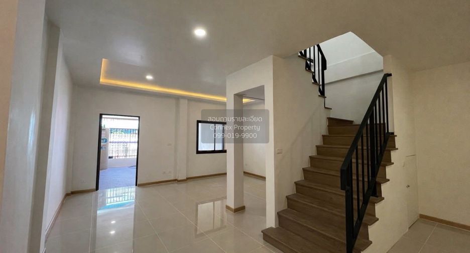 Casa adosada en venta de 3 habitaciones en Thung Khru, Bangkok
