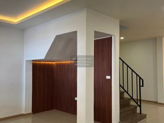 Casa adosada en venta de 3 habitaciones en Thung Khru, Bangkok