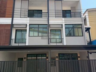 For sale 3 bedrooms townhouse in Bang Khen, Bangkok