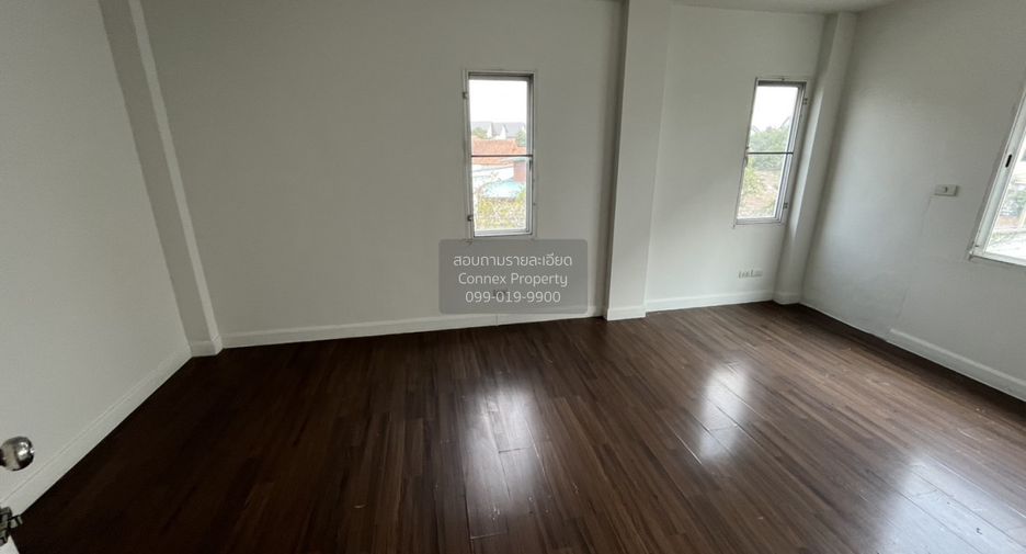 For sale 4 bedrooms townhouse in Bang Kapi, Bangkok