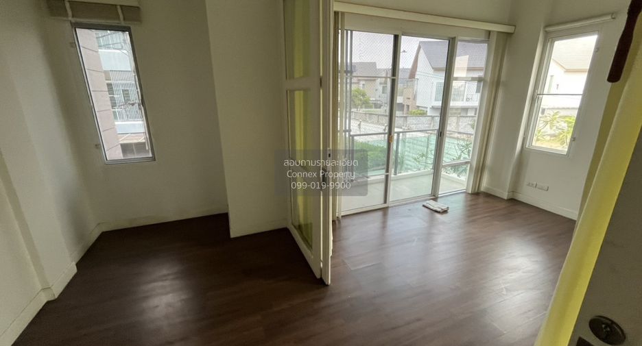 For sale 4 bedrooms townhouse in Bang Kapi, Bangkok