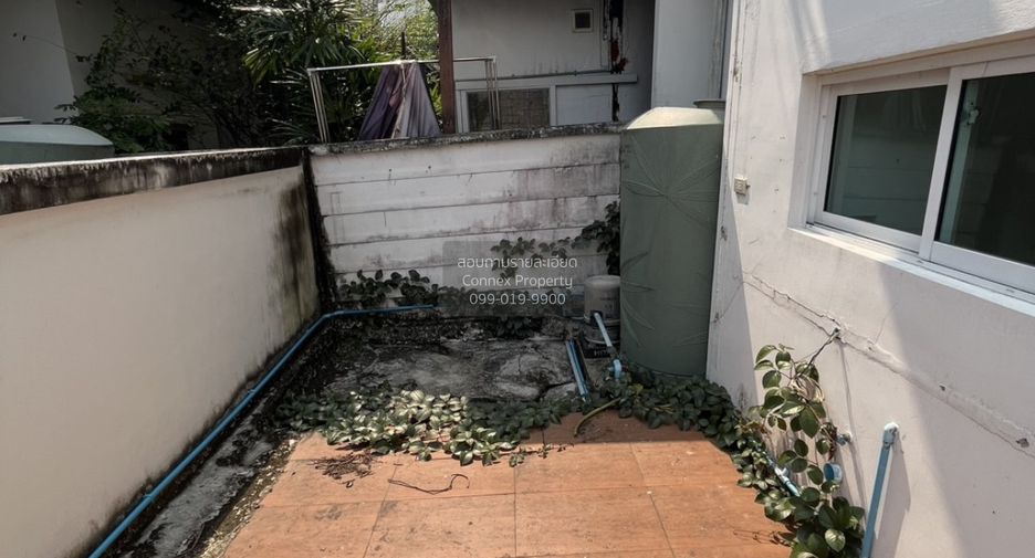 For sale 4 bedrooms townhouse in Bang Kapi, Bangkok