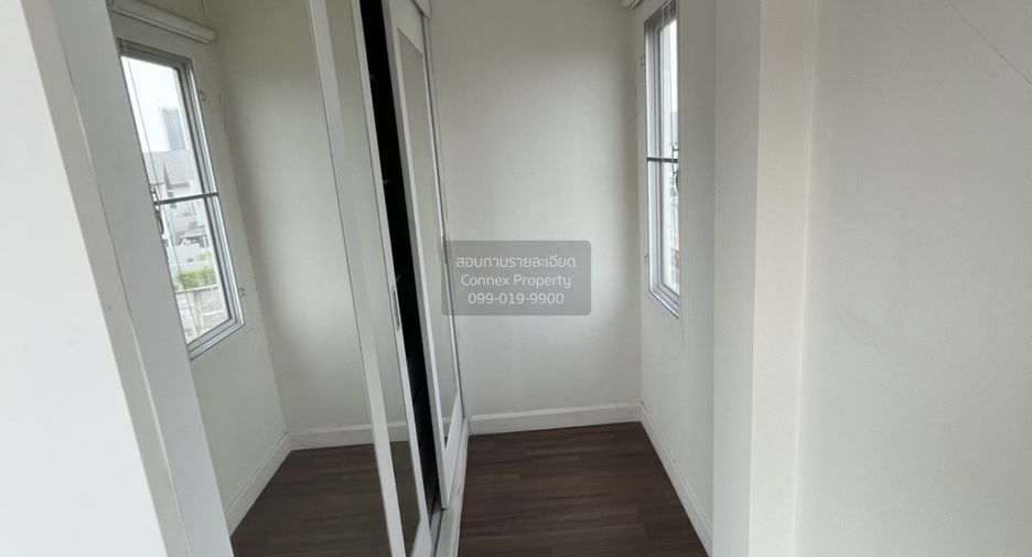 For sale 4 bedrooms townhouse in Bang Kapi, Bangkok