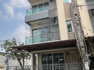 For sale 4 bedrooms townhouse in Bang Kapi, Bangkok