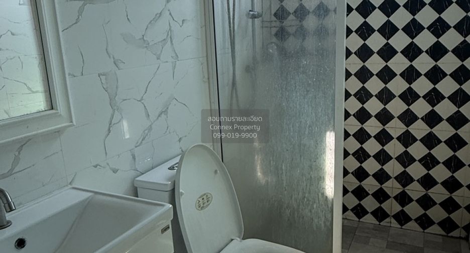 Casa adosada en venta de 3 habitaciones en Taling Chan, Bangkok