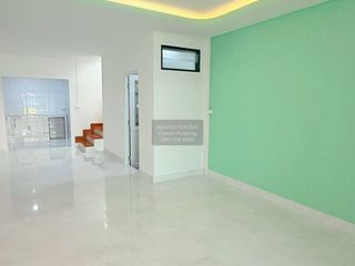 Casa adosada en venta de 2 habitaciones en Lam Luk Ka, Pathum Thani