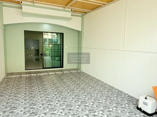 Casa adosada en venta de 2 habitaciones en Lam Luk Ka, Pathum Thani