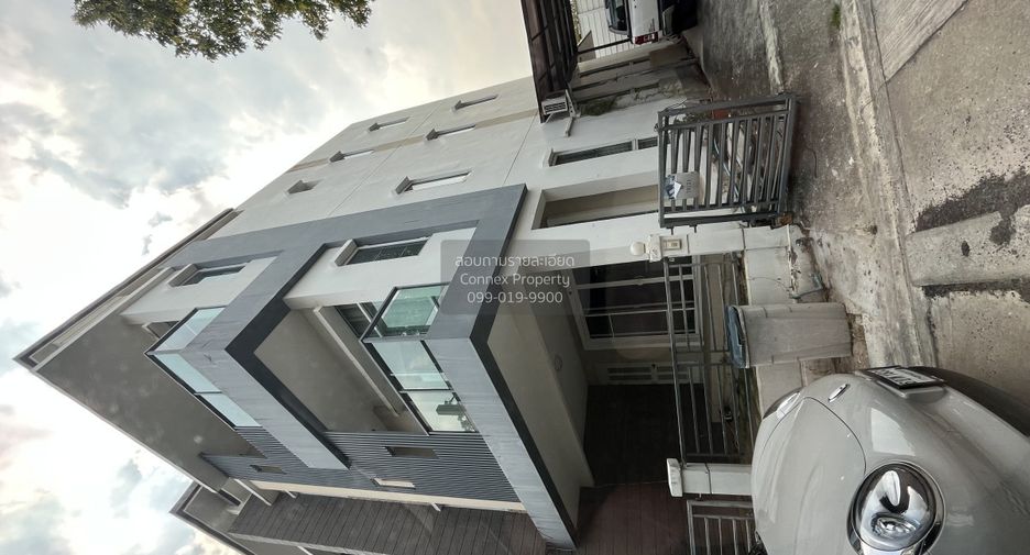 For sale 3 bedrooms townhouse in Bang Kapi, Bangkok