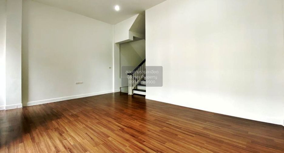 For sale 3 bedrooms townhouse in Bang Kapi, Bangkok