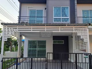 Casa adosada en venta de 3 habitaciones en Mueang Samut Prakan, Samut Prakan