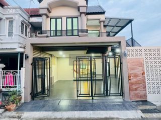 For sale 4 ベッドルーム townhouse in Khlong San, Bangkok