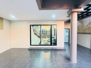 For sale 4 ベッドルーム townhouse in Khlong San, Bangkok