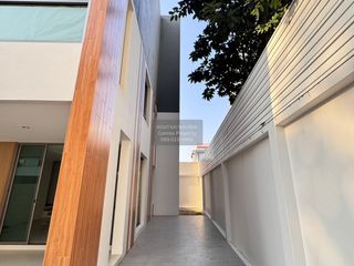 For sale 4 bedrooms townhouse in Phra Khanong, Bangkok