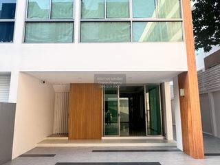 For sale 4 bedrooms townhouse in Phra Khanong, Bangkok