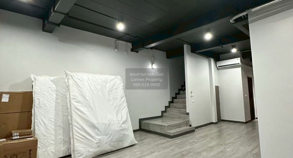 Casa adosada en alquiler de 3 habitaciones en Phra Khanong, Bangkok