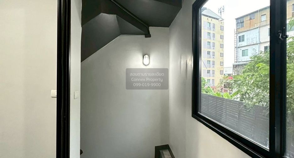 Casa adosada en alquiler de 3 habitaciones en Phra Khanong, Bangkok