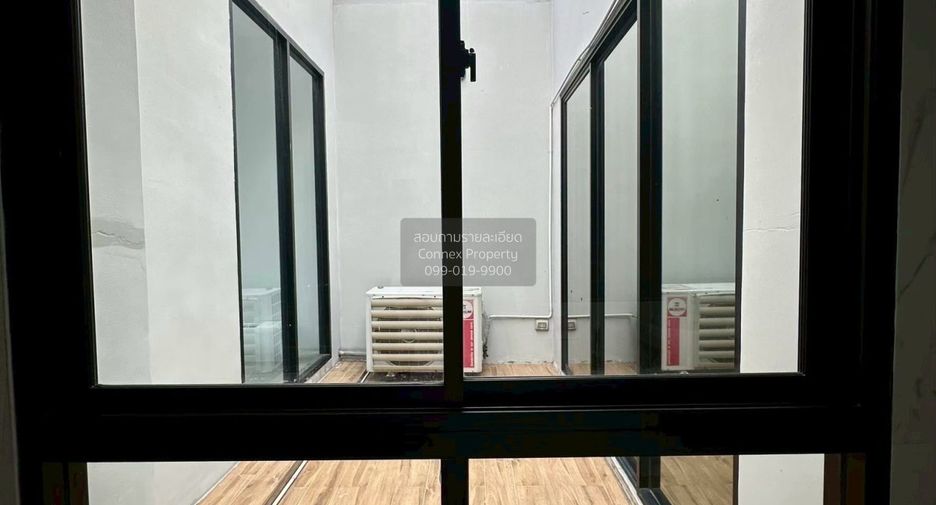 Casa adosada en alquiler de 3 habitaciones en Phra Khanong, Bangkok
