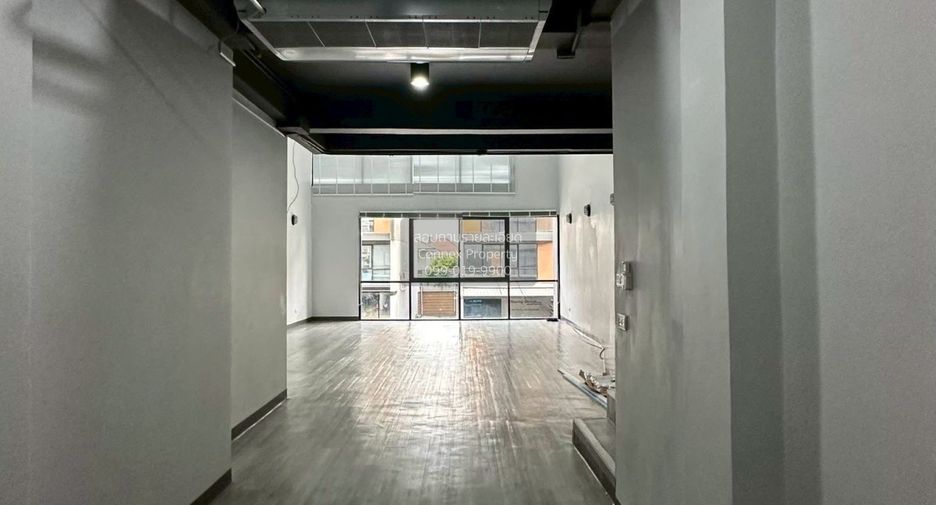 Casa adosada en alquiler de 3 habitaciones en Phra Khanong, Bangkok