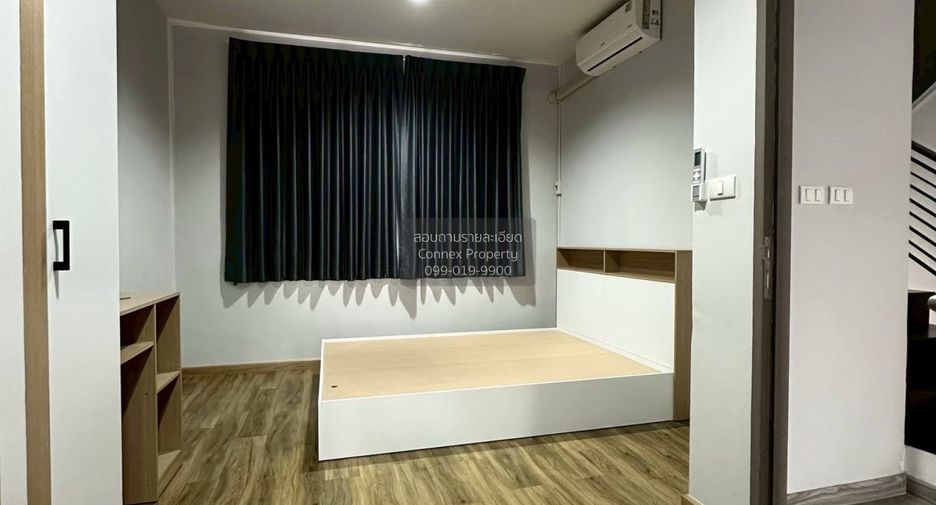 Casa adosada en alquiler de 3 habitaciones en Phra Khanong, Bangkok