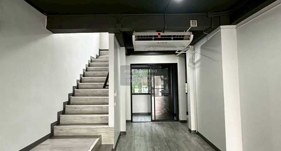 Casa adosada en alquiler de 3 habitaciones en Phra Khanong, Bangkok