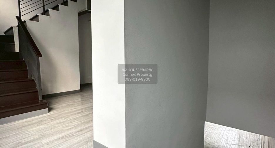 Casa adosada en alquiler de 3 habitaciones en Phra Khanong, Bangkok