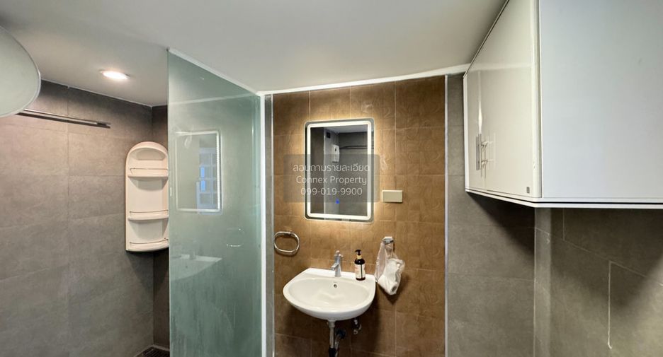 For rent 3 bedrooms condo in Huai Khwang, Bangkok
