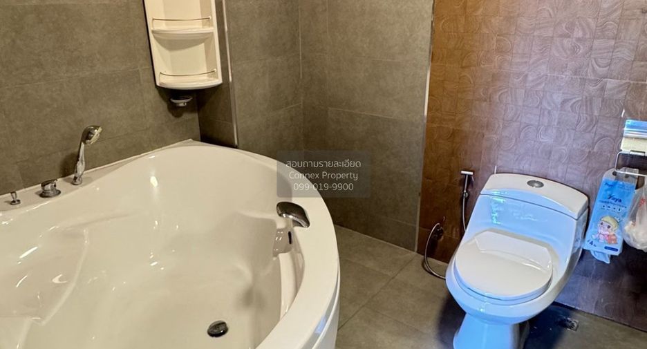 For rent 3 bedrooms condo in Huai Khwang, Bangkok