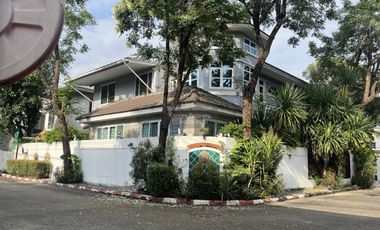 À louer 5 chambres maison à Bang Kapi, Bangkok