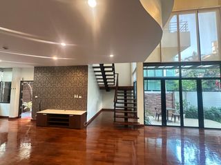 Casa adosada en alquiler de 3 habitaciones en Khlong Toei, Bangkok