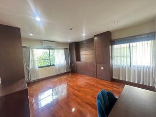 Casa adosada en alquiler de 3 habitaciones en Khlong Toei, Bangkok