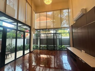 Casa adosada en alquiler de 3 habitaciones en Khlong Toei, Bangkok