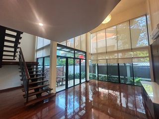 Casa adosada en alquiler de 3 habitaciones en Khlong Toei, Bangkok