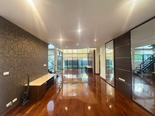 Casa adosada en alquiler de 3 habitaciones en Khlong Toei, Bangkok